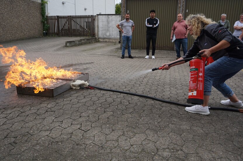 Mitarbeiterin beim Löschen