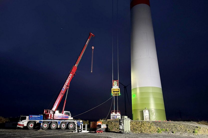 MCflex von ehb-electronics in luftiger Höhe im Einsatz, Windkraftanalage MCflex in luftiger Höhe in Hubplattform